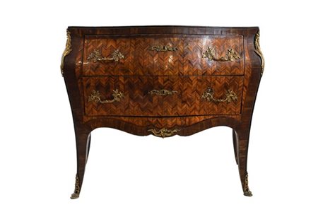 Cassettone di forma bombata impiallacciato in legni vari a spinato, fronte a du