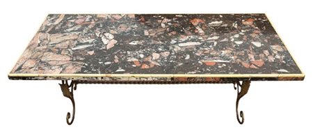 Tavolino da salotto con piano rettangolare in breccia e profili in marmo giallo