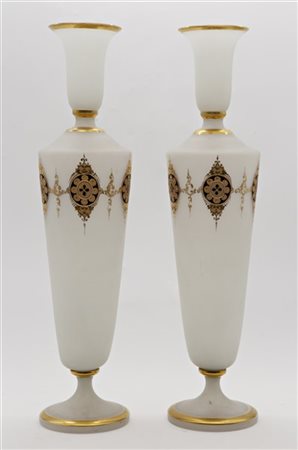 Coppia di vasi a balaustro in vetro opaline con profili dorati e decoro a fiori