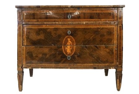 Cassettone lastronato e filettato in legni di varie essenze e decorato da intar