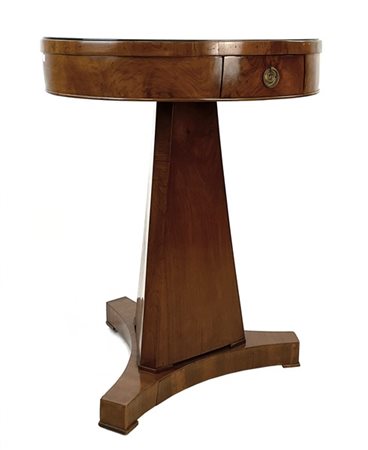 Tavolino in mogano con piano circolare e cassetto nella fascia, sostegno sfacce