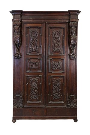 Armadio in legno tinto a due ante e due cassetti alla base, pannellature intagl