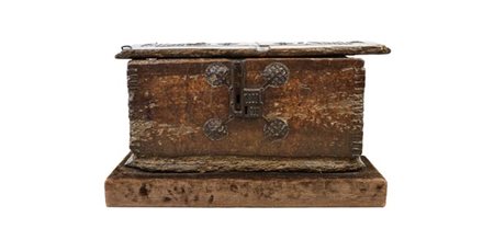 Forziere in noce con coperchio decorato da scanalature geometriche, fronte con