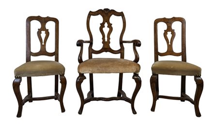 Lotto composto da una poltrona e due sedie in noce con schienale a giorno e gam