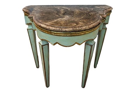 Console di forma sagomata in legno dipinto, laccato e dorato, quattro piedi a o