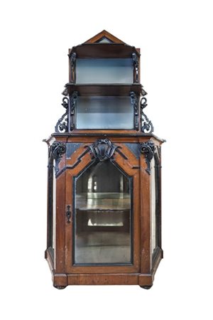 Vetrina lastronata in noce con alzata a specchio e doppia mensola, parte inferi