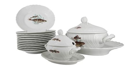 Manifattura Richard Ginori. Parte di servizio in porcellana con bordo a rilievo