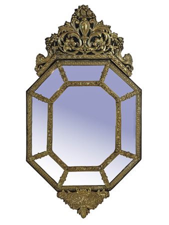 Specchiera di forma ottagonale a doppio ordine, bordure, cimasa e grembiale riv