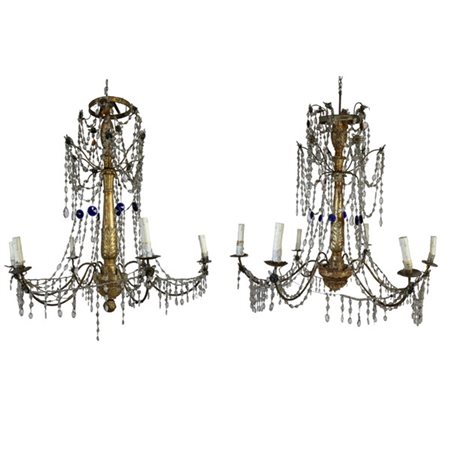 Coppia di lampadari con fusto in legno dorato a se luci con bracci in metallo d