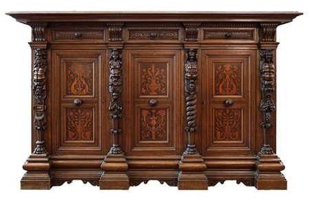 Grande credenza in legni vari in stile neorinascimentale a tre cassetti e tre s