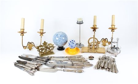 Lotto composto da numerosi oggetti diverso materiale di uso e forme varie. In u