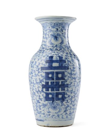 Vasetto in porcellana bianca e blu con motivi floreali e iscrizione. 
Cina, sec