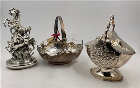 Lotto composto da una scultura in resina argentata di Ottaviani, una biscottier