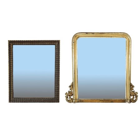 Lotto composto da una caminiera con cornice in legno dorato a mecca e fregi a v