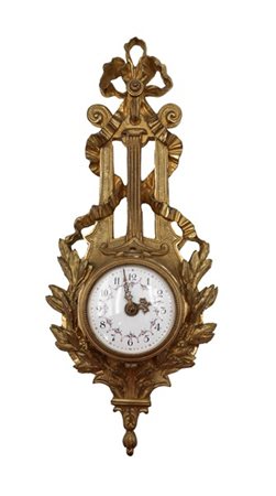 Orologio del tipo Cartel in bronzo dorato. Quadrante in smalto bianco a numeri