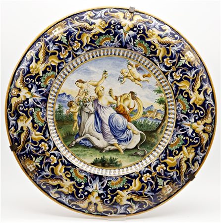 Grande piatto da parete in maiolica dipinta in policromia raffigurante il Ratto