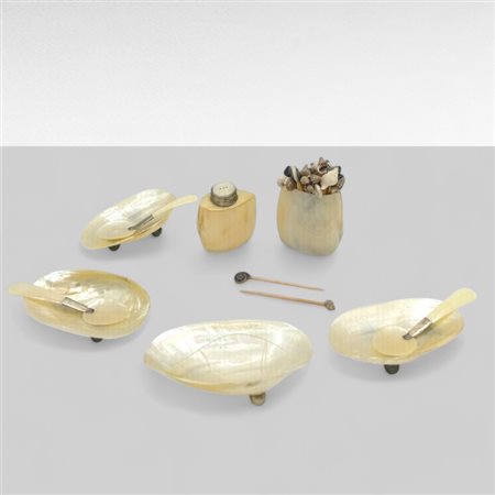 Quattro saliere in madreperla, una pepiera ed un contenitore