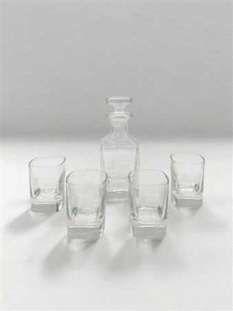 Bottiglia da whisky in cristallo con quattro bicchieri