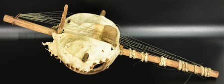 STRUMENTO MUSICALE strumento musicale a corda in legno, frutto e pelle di...