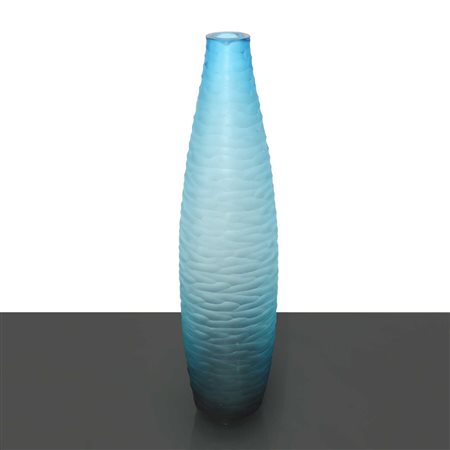 Vaso oblugo in vetro azzurro opaco nello stile Carlo Scarpa