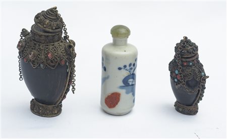  
Tre snuffle bottles 
porcellana policroma 