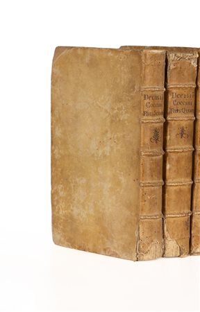 Lotto di due volumi in-folio rilegati in pergamena coeva   