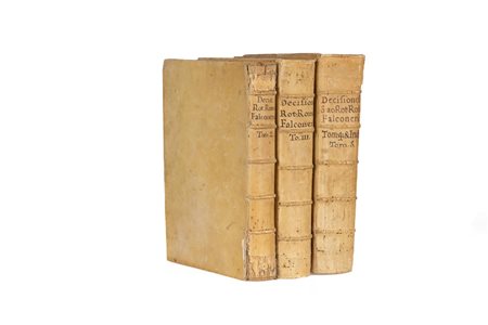 Lotto di tre volumi in-folio rilegati in pergamena coeva   