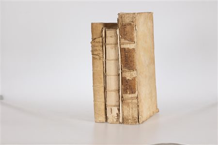 Lotto di tre volumi in-folio rilegati in pergamena coeva   