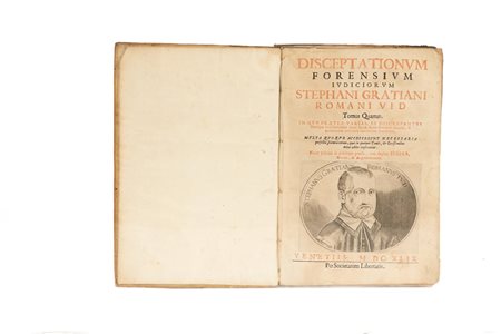 Lotto di due volumi in-folio rilegati in pergamena coeva   