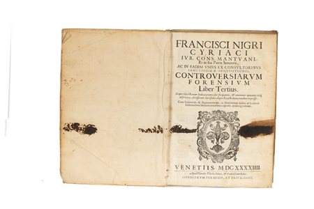 Lotto di due volumi in-folio rilegati in pergamena coeva   