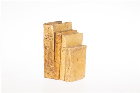 Lotto di quattro volumi formato 8°/16° rilegati in pergamena, comprende   