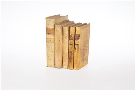 Lotto di cinque volumi formato 8°/16° rilegati in pergamena, comprende   