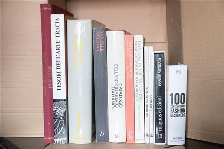 Box letteraria contenente lotto di 11 volumi d'arte e antiquariato   