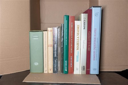 Box letteraria contenente lotto di 12 volumi sulla storia e l'arte in Abruzzo   