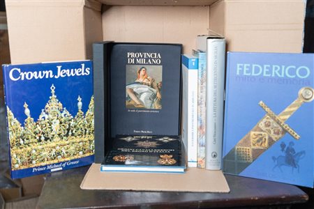 Box letteraria contenente lotto di 7 volumi storia ed arte   