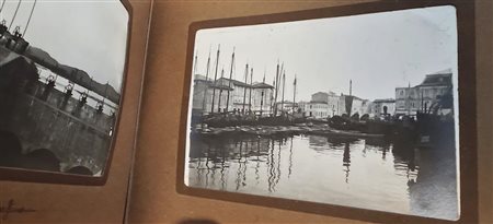 Album fotograﬁco con 24 fotograﬁe formato 12x9 cm. con vedute di località venete/friulane, periodo 1915/1918.   
