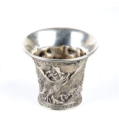  
Vaso italiano in argento Napoli, XX secolo
 Altezza x larghezza x profondità: 11,5 x 13 x 13 cm. Peso: 1095 gr.