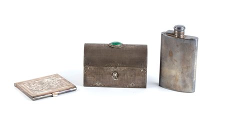  
Lotto di 3 oggetti italiani in argento XX secolo
 Peso lordo complessivo: 670 gr circa.