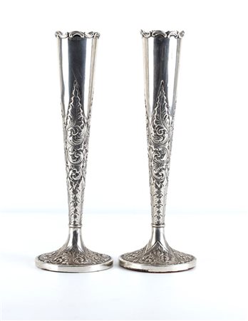 WALKER & HALL  
Coppia di vasetti portafiori inglesi in argento Sheffield 1902
 Altezza x larghezza x profondità: 25 x 8,5 x 8,5 cm. Peso: 240 gr circa.