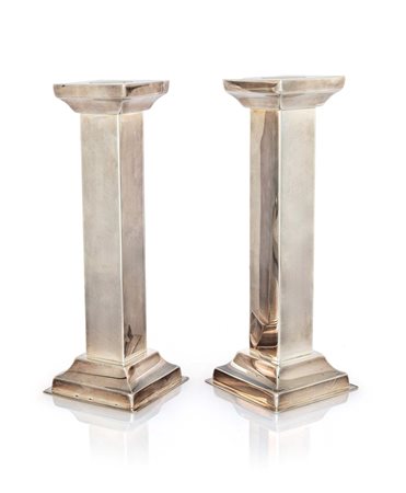 Coppia di candelieri in argento massiccio 925/000 stelo a colonna squadrata...