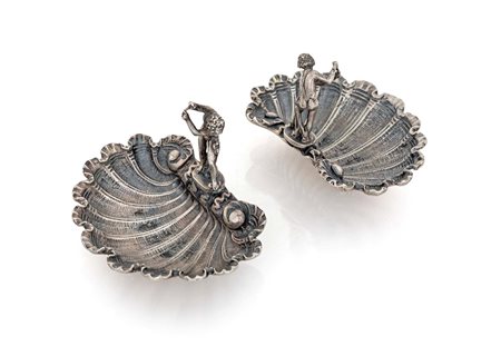 Coppia di vaschette a forma di conchiglia con impugnatura scultorea in forma...