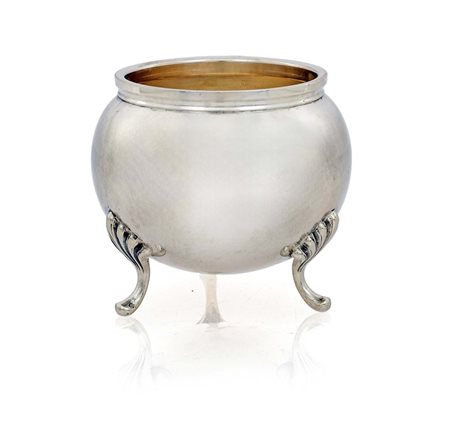 Piccola zuccheriera di forma sferica su tre piedini arcuati con attacchi a...