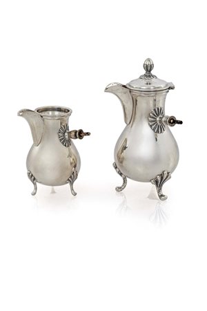 Servizio solitaire composto da caffetteria e lattiera su tre piedi altezza cm...