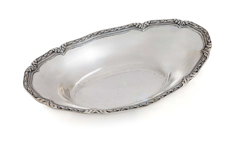 Vaschetta centrotavola in argento forma ovale sagomata con profilo...