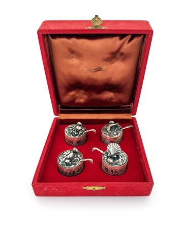 Quattro saliere in argento, Faccioli, Milano XX secolo di forma cilindrica...