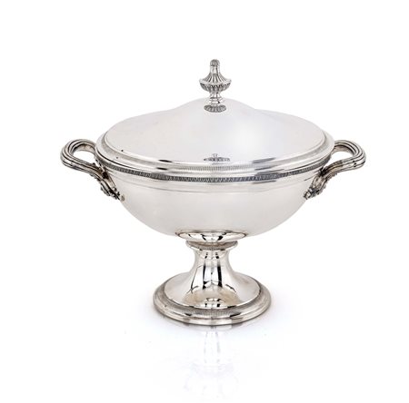 Zuppiera in argento con coperchio forma a coppa biansata con coperchio...
