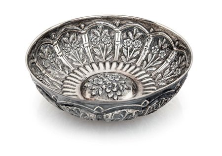 Coppetta sbalzata in argento 900/000 umbone convesso decorato da una...