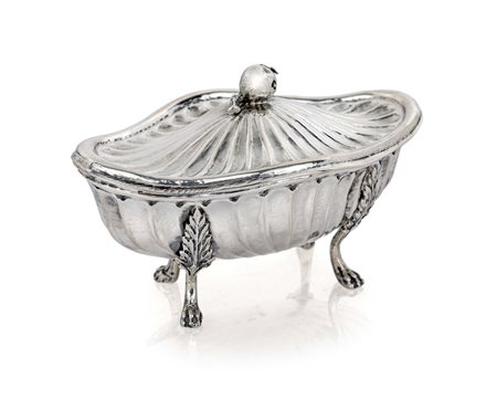 Zuccheriera ovale con coperchio sormontato da un frutto piedi ferini con...
