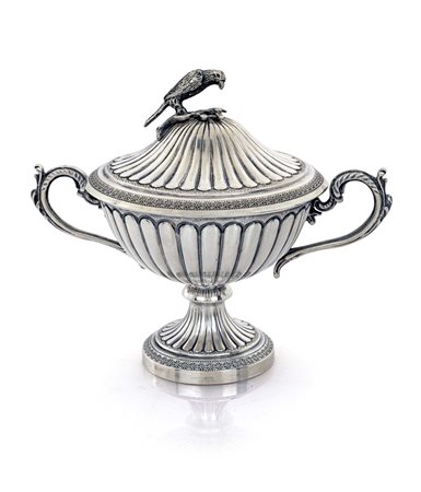 Zuccheriera biansata con coperchio a forma di coppa sormontata da figura di...