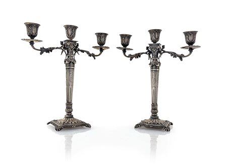 Coppia di candelabri a tre luci colonna rastremata con fusto percorso da...